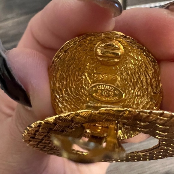 CHANEL Vintage Gold CC Logo Textured Hoop Clip On Earrings - Picture 5 of 10